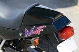 画像: レーサーレプリカらしさが残るテールカウルは1990年モデル以降のRG50Γに装着されているものと同じ。筆文字風でグラデーションの入ったデザインの「WOLF」ロゴが、黒いボディによく映えている。