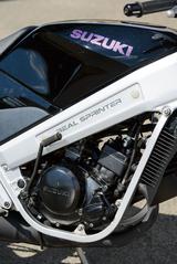 画像: 「REAL SPRINTER」の文字が入った車体側面のこの部分。これはフレームではなく、RG50Γと共通のフレームの上から装着されたカバーなのだ。エンジンはRG50Γと同じ水冷2スト・ピストンリードバルブ。