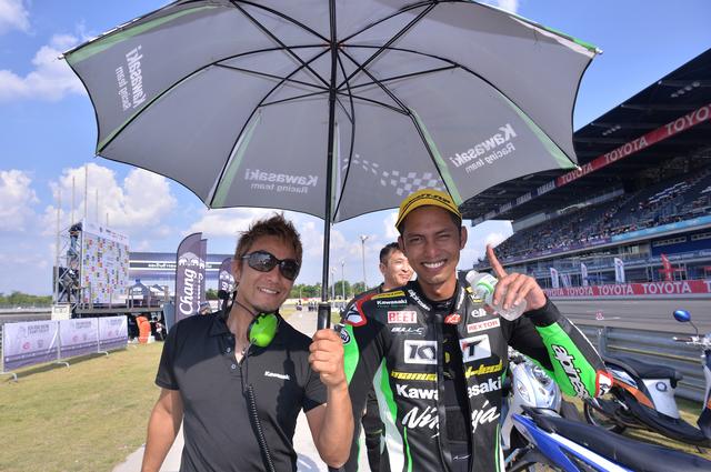 画像: チームアジアからmoto2世界選手権に出場していたアズラン(右) アジア選手権いスイッチしてカワサキ移籍から2年目、ようやく調子を上げてきました! 左が藤原克昭コーチ アズランは藤原コーツが大好きw