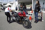 画像: 走行に当たって、事前の車検を受けている様子。各部にガタや緩みは無いか? 燈火類はテーピングされているかなど、スタッフの方が細かくチェックしてくれます。