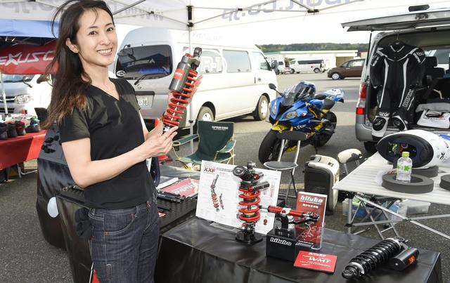 画像: BITUBO(ビチューボ)のサスペンションを展示していたのは、サインハウス・ブース。最先端のフロントフォークカートリッジやリアサスペンション、ステアリングダンパーなどが並び、その魅力をPR。また、インカムの「B+COM(ビーコム)」も展示されていました。 www.bolt.co.jp