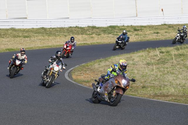 画像: 実際のコース走行は追い抜き禁止の先導付き。「自分のペースで走りたい!」という方は、サーキット初心者~中級者までの方を対象にした、フリー走行クラスも用意されています。