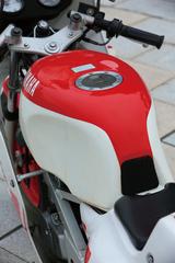 画像: 燃料タンクは8L。2ストオイルのタンク容量は0.7L。メインフレーム中央部分にヘルメットホルダーを装備している。この個体は回転計を装備したYSR80のメーターになっていた。