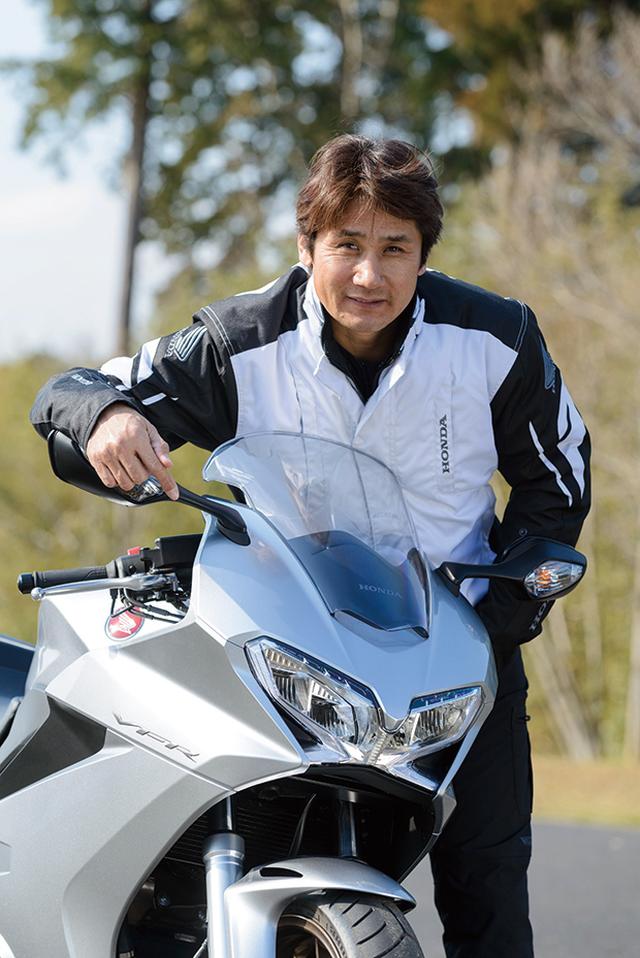 画像: 左右の端まで伸びるX字デザインの、LED式ヘッドライトは、スポーツバイクらしいカッコよさを上手く演出しているな、と思いました。VFR800Fは今回のマイナーチェンジで、全体にスタイリングが良くなりましたね。