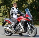 画像: ハンドル位置が高いので、当然のことですがVFR800Xは800Fよりもライディングポジションはアップライトなので、長距離ツーリングでも疲れなくていいですね。街乗りでも視線が高く、多くの人は800Fよりも先が見やすく感じると思いますよ。