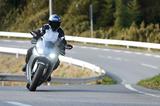 画像: 「大人のスポーツバイク」というコンセプトを踏襲するVFR800F。各種端末電源用のアクセサリーソケットなど、スポーツツアラーとしての装備を充実させた。