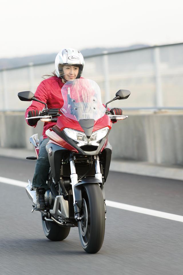 画像: 「クロスオーバーデザイン」のVFR800Xは、新たに5段階調整式のアジャスタブルスクリーンを採用。800Fとともに、ETC車載器とグリップヒーターを標準装備しており、「旅バイク」としての性能を向上させている。
