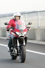 画像: 「クロスオーバーデザイン」のVFR800Xは、新たに5段階調整式のアジャスタブルスクリーンを採用。800Fとともに、ETC車載器とグリップヒーターを標準装備しており、「旅バイク」としての性能を向上させている。