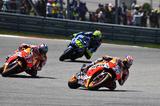 画像: レース前半は#26ペドロサを先頭に、マルケス、 #46ロッシの順で周回を消化します