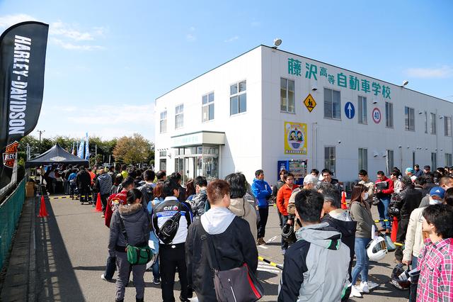 画像: イベント開始前にこの行列! アンケート記入者だけでも、試乗会417名、体験教習63名もの参加者が集まった。