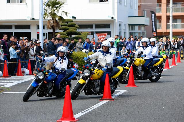 画像: お昼休憩には、藤沢高等自動車学校の二輪教習指導員によるデモ走行が。6人揃っての練習は、なんと当日の朝1回のみ! にも関わらず、見事に息の合った走りを披露していたのがさすがです。