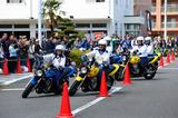 画像: お昼休憩には、藤沢高等自動車学校の二輪教習指導員によるデモ走行が。6人揃っての練習は、なんと当日の朝1回のみ! にも関わらず、見事に息の合った走りを披露していたのがさすがです。