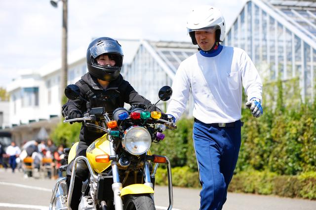 画像: 参加者のほとんどが「楽しい」「また乗りたい」と感想を述べた体験教習。参加希望者が引きも切らず、予定より早めに参加受付を締め切るほどの盛況ぶりだった。当日そのまま免許を取るために入校した人も。
