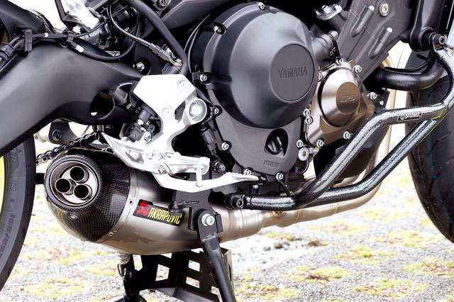 画像: レーシングテイストのサウンドを奏でる「AKRAPOVIC レーシングライン チタンJMCA(18万7920円)」はJMCA対応品。ちなみに、ヘプコ&ベッカーのセンタースタンド(3万1320円)も販売中。