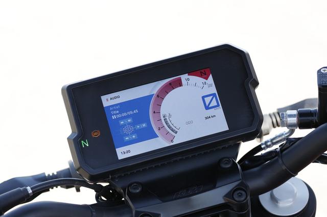 画像: まるでスマホのような大型TFTメーター。携帯オーディオデバイスとの接続もでき、 このように曲名表示や曲の早送りなども可能。