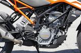 画像: エンジンは15HPを発揮する強力なDOHCシングルを引き続き採用。 軽量な車体とあいまって、走りはルックス同様のシャープなもの。