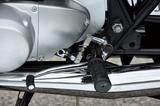 画像: マッハⅢのトランスミッションはボトムニュートラルの全段かき上げ式だった。この時代にはスズキが輸出仕様のスポーツモデルにハーフストロークではなく、独立したニュートラルのミッションを採用している。これらはおそらく、世界のシェアで自社のモデルを特徴づけるトライだったに違いない。