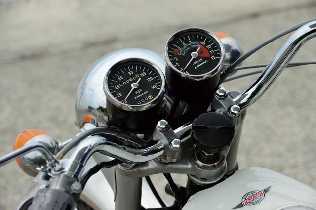 画像: ハンドルバーの後部にあるのは、当時のスポーツモデルには標準装備だったフリクション式のステアリングダンパー。素早く吹け上がる500㏄2スト3気筒は、6000回転を超えるとパワーが炸裂するため、コーナリング中のアクセル操作はタコメーターの針とニラメっこだった。