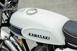 画像: マッハⅢを特徴づける細身のガソリンタンクは、アメリカでデザインされたものと伝えられた。初代のカラーリングはこのホワイトとブラックの2種類で、ホワイトは国内販売されなかったのだが、有力ショップの店頭にはこのホワイトが誇らしげに飾られていて、ファンの目をくぎ付けにした。