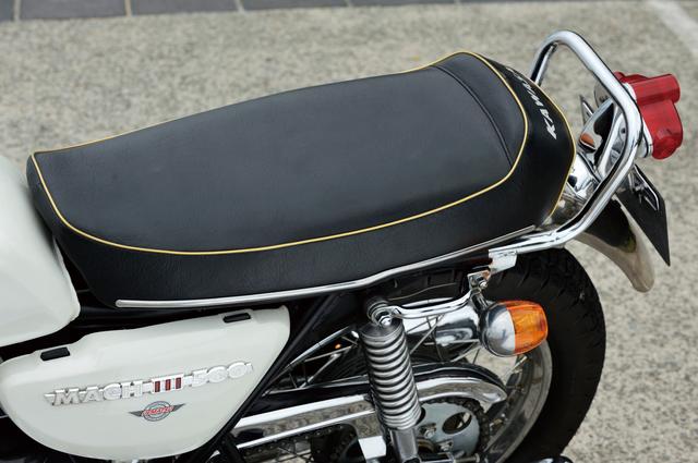 画像: 横開きのシートを開けば放熱板でガードされたCDIユニットが現われる。シートの後端がストッパーのように持ち上げられているデザインなのは、ホンダCB750Fourも同じで興味深い。タンデムライダー用のグラブバーは、不意のウイリーに対処するには不可欠の装備で、これに助けられた人も多いはずだ。