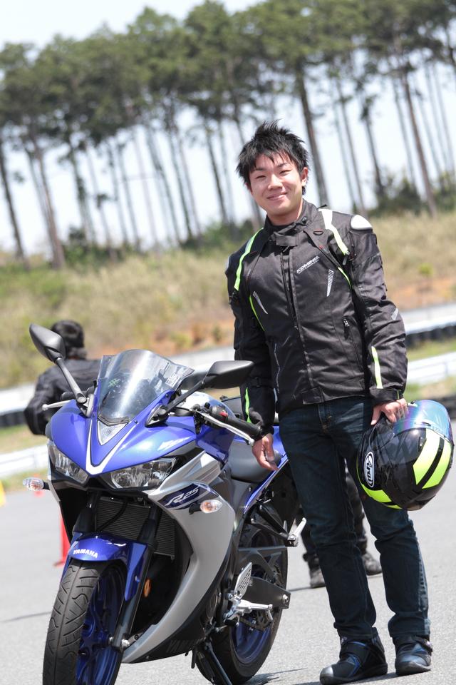 画像: 「なんとなく取りたくなって、バイクの免許を取ったのは18歳だったんですけど、僕が乗り始めたことでお母さんがバイクに乗り始めました(笑)。R25を買ったのは2年くらい前で、結構出てすぐの頃でしたね。通勤や通学に使える250のスポーツバイクが欲しくて、それなりにいろいろ調べたんですけど、R25が1番いいなと思って。サーキットは初めてで、普段の感覚とはちょっと違うのが新鮮でした」(しゅうとさん)