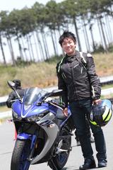 画像: 「なんとなく取りたくなって、バイクの免許を取ったのは18歳だったんですけど、僕が乗り始めたことでお母さんがバイクに乗り始めました(笑)。R25を買ったのは2年くらい前で、結構出てすぐの頃でしたね。通勤や通学に使える250のスポーツバイクが欲しくて、それなりにいろいろ調べたんですけど、R25が1番いいなと思って。サーキットは初めてで、普段の感覚とはちょっと違うのが新鮮でした」(しゅうとさん)