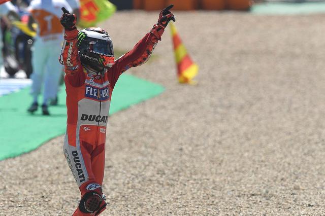 画像: 地元ファンにアピール 優勝してロレンソランドの旗を突き刺すのはいつの日でしょう
