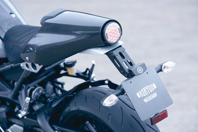 画像: XSRのLEDテールランプに合わせる形で絞り込んだデザインのシングルシートカウルはこのモデルのための専用品。素材もビキニカウルに合わせたドライカーボン製となる。