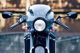 画像: 印象的な顔つきのビキニカウルはXJR1300レーサー(XJR1300Cのカウル付きモデル)のものを巧みに転用したもの。ドライカーボン製で、質感の非常に高いアイテムだ。