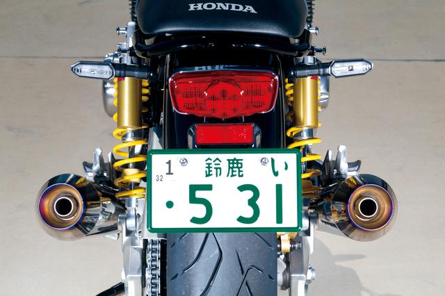 画像: 車体にピタリと沿わせたフォルムは高い製作技術があってこそ。JMCAが認定した政府認証品なので車検対応。オイル交換、オイルフィルター交換もOKで、センタースタンドもそのまま使える。