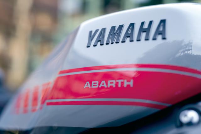 画像: グレーのカラーにレッドのストライプは、アバルトのコンプリートマシンをイメージしたカラーコーディネート。もちろん、このマシンのための専用カラーだ。