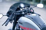 画像: エースバーと呼ばれる、独特な形状のドロップハンドルはXSR900の欧州向けアクセサリーカタログに載っている純正用品のひとつ。これによりポジションは強めの前傾となる。