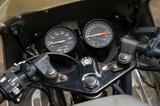 画像: タコとスピードをプレートに並べたNS50Fとは違い、独立したスタイルでレーシー。警告灯はメーター内部に配置。トップブリッジは原付のお約束、スチールプレートをプレスしたもの。