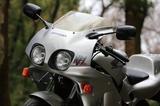 画像: 前期型のNSR250R風単眼横長ヘッドライトから、RVF風デュアルヘッドライトに変更。エンジンはインテークチャンバーを追加して特性の変更。CDIも前期型とは違うものに。