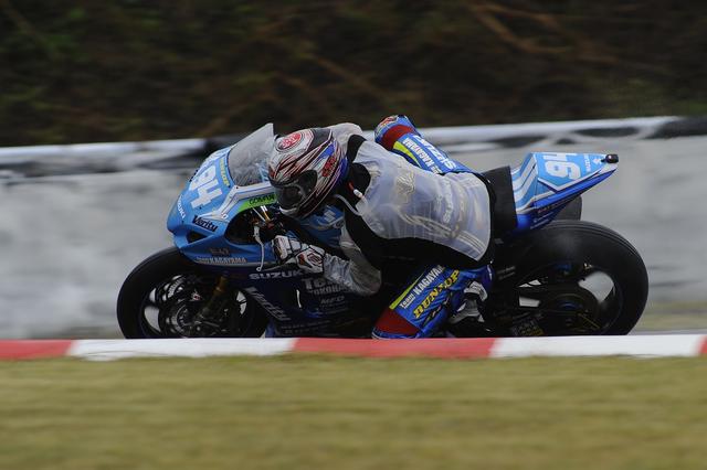 画像: 開幕戦・鈴鹿では、完走ライダー中最下位という屈辱を味わった浦本。ウェットの走りは豪快にして繊細!