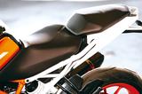 画像: ライダー側のシートは前方が絞り込まれ、足つき性やニーグリップしやすさに貢献している。タンデムシートの座面は広くなり居住性が向上。段差が低くなったので前後への体重移動もしやすくなった。