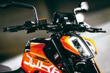 画像: 低い位置にセットされたLEDヘッドライト&デイライトは独特の形状なので、暗闇でも390DUKEであることを明確に主張する。ライト間に縦に配された金属製ヒートシンクは意外と重量がある。