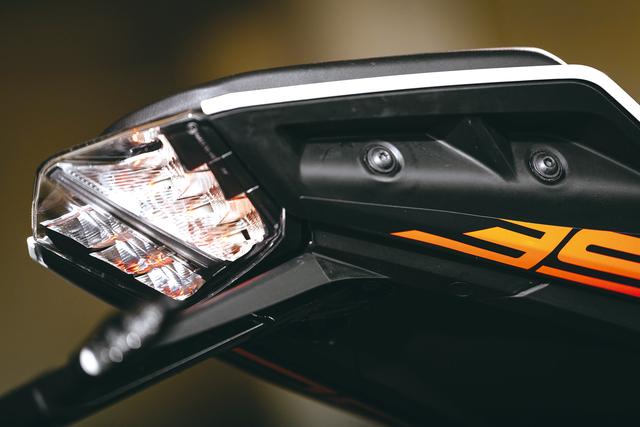画像: 直線的に跳ね上がったテールカウルにLEDテールランプを内蔵。ウインカー、ナンバー灯にもLEDを採用する。先代にあったグラブバーは省かれタンデムシート横の凹みをつかんで体を支える。