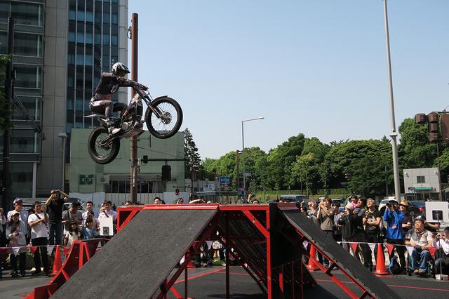 画像2: デモンストレーションで、都心の空にバイクが飛ぶ!