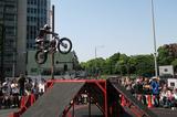 画像2: デモンストレーションで、都心の空にバイクが飛ぶ!