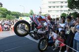 画像1: デモンストレーションで、都心の空にバイクが飛ぶ!