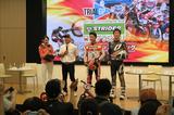 画像: 右から小川友幸選手、藤波貴久選手、司会の小林直樹さんとHondaスマイル嬢。選手の登場に大きな拍手が。