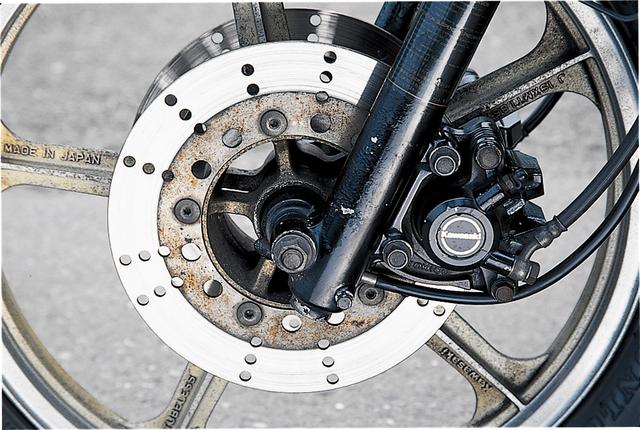画像: フロントブレーキにはZ400FXに使われたディスクよりも、有効径が4㎜小さく、厚さが1㎜薄いディスクをダブルで装着。優れた効きとコントロール性を備えている。