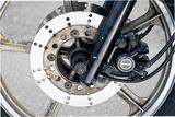 画像: フロントブレーキにはZ400FXに使われたディスクよりも、有効径が4㎜小さく、厚さが1㎜薄いディスクをダブルで装着。優れた効きとコントロール性を備えている。
