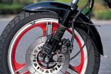 画像: 上位機種のGPz750同様に、フロントフォークにはアンチダイブシステムを採用。ブレーキ液圧応答式で、フォーク前側のパーツ内のコントロールバルブがその作動を司った。