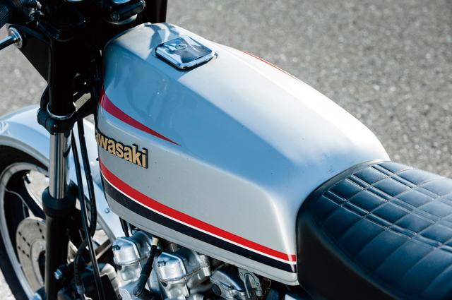 画像: 当時の大型のZ系と異なり、Z400FXはタンクレールをフレームに持たないため、燃料タンク裏のえぐりは小さく、そのため15Lもの燃料タンク容量を確保している。