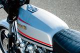 画像: 当時の大型のZ系と異なり、Z400FXはタンクレールをフレームに持たないため、燃料タンク裏のえぐりは小さく、そのため15Lもの燃料タンク容量を確保している。