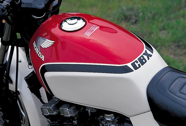 画像: CBX400Fの顔と言える燃料タンク。容量は18Lを確保。なおソリッドカラーと2トーンカラー(写真)では、価格に1万5000円の差が設定されていた。