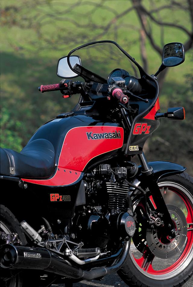 画像: 上位機種のGPz750と共通のスタイリングイメージでまとめられた、GPz400の流麗なアピアランス・デザイン。輸出用に550版が販売されていたのは、Z400FX、Z400GPの先代モデルたちと同じであった。
