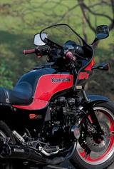 画像: 上位機種のGPz750と共通のスタイリングイメージでまとめられた、GPz400の流麗なアピアランス・デザイン。輸出用に550版が販売されていたのは、Z400FX、Z400GPの先代モデルたちと同じであった。